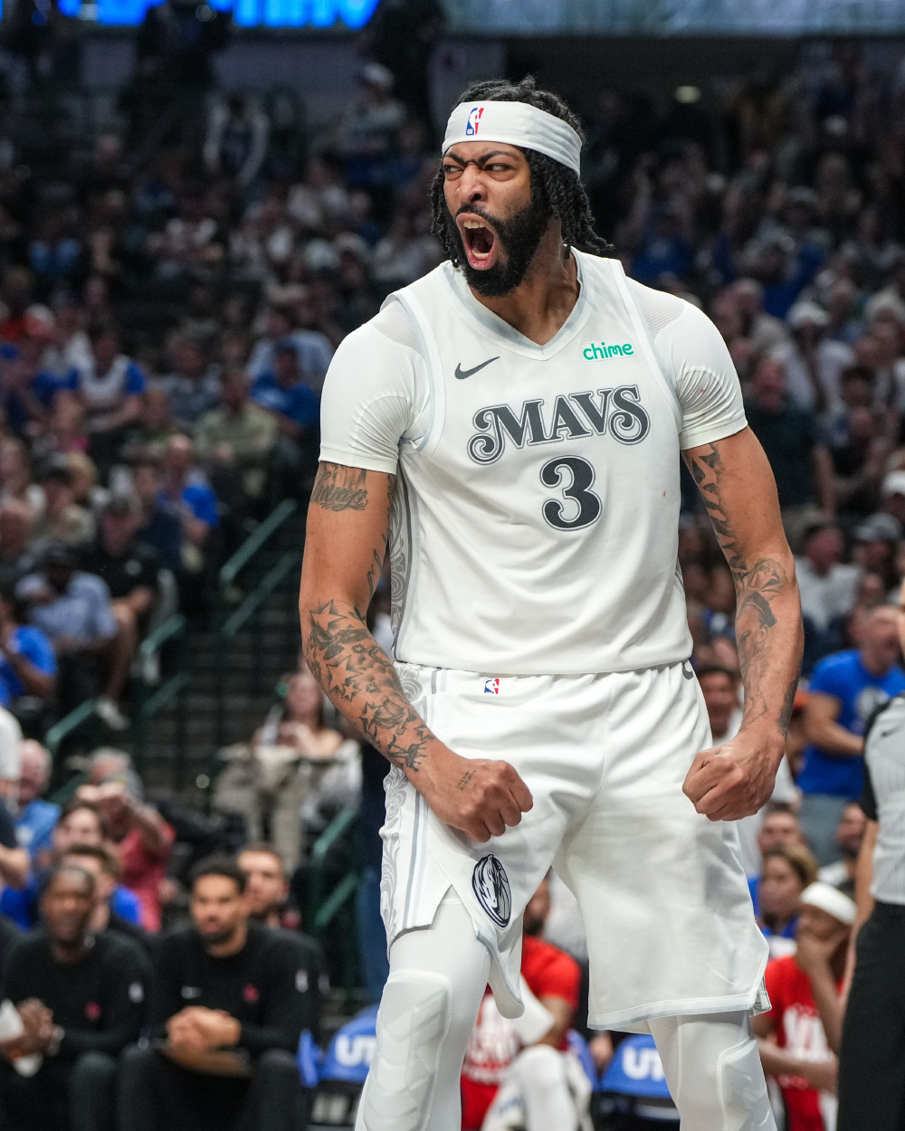 星空体育官网-穆古鲁扎意外战胜独行侠，比赛局势复杂引爆全场！